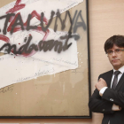 Puigdemont, posando con un cuadro con el lema ‘Catalunya endavant’ (cataluña adelante). J. BEDMAR