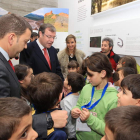 Riesco, Silván y Seco, con un maestro y varios alumnos.