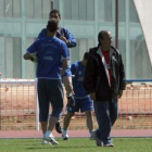 Tartilán, durante el entrenamiento de ayer, entre todos sus jugadores comentando algunos apuntes de