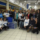 Representantes de varios colectivos sociales y de Carrefour, ayer en la caja con elevador.