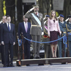 El príncipe de Asturias, acompañado de doña letizia, saluda a su llegada a la plaza de Neptuno.