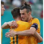 Aaron Ramsey y Gareth Bale celebran el triunfo de Gales. T. BOZOGLU