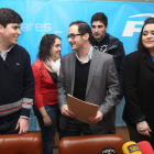 Javier Laínez y Álvaro Rajo, ayer junto a otros miembros de Nuevas Generaciones.