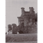 El castillo antes de que en 1909 derribaran uno de los arcos, en peligro de desplome, sobre el foso en la entrada principal. GUSTAVO LUZZATTI