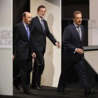 Candidatos y moderador, momentos previos al debate.