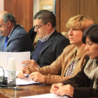 Los cinco concejales de IAP, con Ismael Álvarez en el centro revisando unos papeles en un pleno, son claves para el PP.