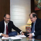 Foto de la firma del acuerdo entre C’s y el PP, ayer, en el despacho de Herrera.
