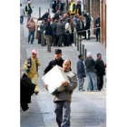 Varios vecinos intentan acceder a sus casas para recoger enseres