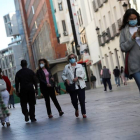 Ciudadanos pasean este jueves por las zonas comerciales del centro de Madrid. DAVID FERNÁNDEZ