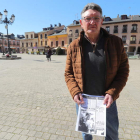 El exsindicalista José Antonio López, testigo de la inmolación, en el lugar donde ocurrió. DE LA MATA