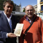 Javier García-Prieto y Vicente de Barrio, instantes antes de la firma del libro de este último.