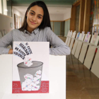 Alba Ibán Cabezas con el cartel ganador en el salón de Los Reyes en San Marcelo. RAMIRO