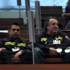 Dos bomberos de León, ayer, en el pleno de las Cortes.