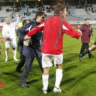 Los jugadores de la Cultural Lobato, Vergara y Martín Mantovani increpan al árbitro Azkue Otegi.