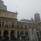 La nieve cae en la plaza de San Marcelo. FERNANDO OTERO
