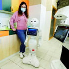 La ingeniera, con uno de los robots sociales con los que trabaja. RAMIRO