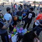 Secuencia de un encuentro de nuevos alumnos y veteranos ayer en el campus. MARCIANO PÉREZ