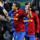 El defensa brasileño del Barcelona, Dani Alves, celebra el tercer gol de su equipo junto al sonrient