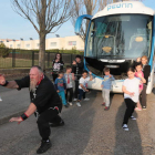 Luis Jiménez tira de un autobús en presencia de alumnos de los colegios La Salle y Santa Marta, de Astorga.