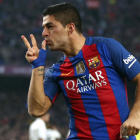 Luis Suárez celebra el gol que adelantaba al Barcelona frente al Real Madrid. TONI ALBIR