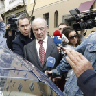 Rato, rodeado de periodistas a la puerta de su casa.