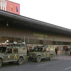 Vehículos de la UME acudieron al aeropuerto de Barajas en situación de pre-alerta.