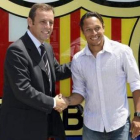 Adriano con Rosell, tras firmar su incorporación al Barça.