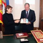 El alcalde de León, Antonio Silván, recibe a la regidora de Gijón, Carmen Moriyón, con motivo de su visita a la ciudad.