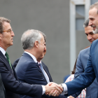 El rey Felipe saluda al presidente de Galicia, Alberto Núñez Feijóo, a su llegada a la reunión de la XXVI Conferencia de Presidentes. JUAN CARLOS HIDALGO / EFE