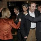 José Antonio Alonso recibe el saludo afectuoso de Francisco Álvarez, subdelegado del Gobierno
