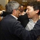 Francisco Fernández recibe el saludo de Samuel Folgueral al término de la ejecutiva provincial.