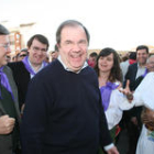 Herrera bromea con unas actrices en la campa de Villalar