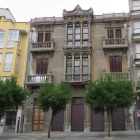 Los operarios ya han retirado los andamios que estos días cubrían la fachada principal. CEBRONES