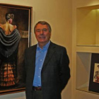 El artista italiano Renato Casaro posa junto a una de sus obras