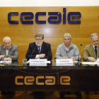 El presidente de Cecale Santiago Aparicio, segundo por la izquierda, se muestra optimista.