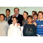 Juan Vicente Herrera posa con los niños asistentes a la presentación del Pacto por los Derechos de la Infancia.