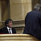 El presidente de la Generalitat, Carles Puigdemont, conversa con Artur Mas. ALBERTO ESTÉVEZ