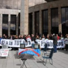 Los manifestantes pusieron teles apagadas ante la Junta.