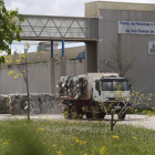 Un camión con residuos abandona las instalaciones de la planta de Gersul en San Román de la Vega, sede central del sistema. JESÚS