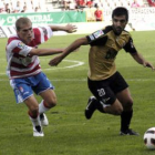 Del Olmo se lleva el balón ante un defensa rival.
