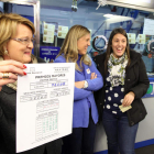 La dueña de la administración, Ana María González, con una de sus hijas y la agraciada Beatriz Pérez, a la derecha.