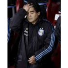 Maradona, con gesto desolado en el banquillo.