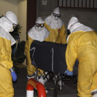 Imagen facilitada por el Hospital Carlos III con el traslado del cuerpo del fallecido al crematorio.