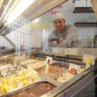 Daniele Bortignon posa con los helados italianos que aprendió a hacer en Alemania.