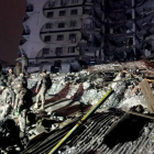 Los equipos de rescate buscan supervivientes entre las ruinas de los edificios colapsados, ayer por la noche. DENIZ TEKIN