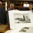 Santos Llamas, presidente de Caja España, el empresario David Álavez, y el director del museo, Garcí