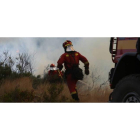 Las brigadas contra incendios se dirigen a uno de los focos que se ha reavivado