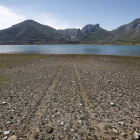Vista parcial del embalse de Los Barrios de Luna, en una fotografía tomada hace siete días. JESÚS