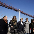 Patxi López, en el centro, protagonizó ayer su primer acto de campaña de las primarias. LUIS TEJIDO