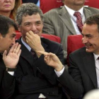 Zapatero, derecha, habla con Laporta con Villar en medio.